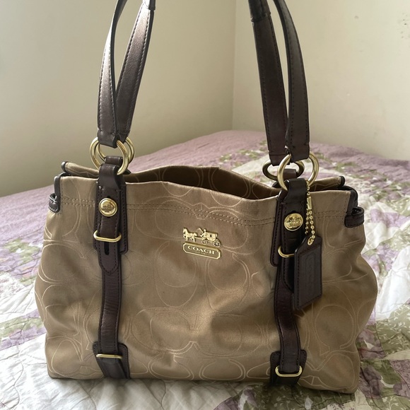 𝘊𝘰𝘢𝘤𝘩 𝘔𝘪𝘢 𝘚𝘪𝘨𝘯𝘢𝘵𝘶𝘳𝘦🧸🤎 - Picture 2 of 6